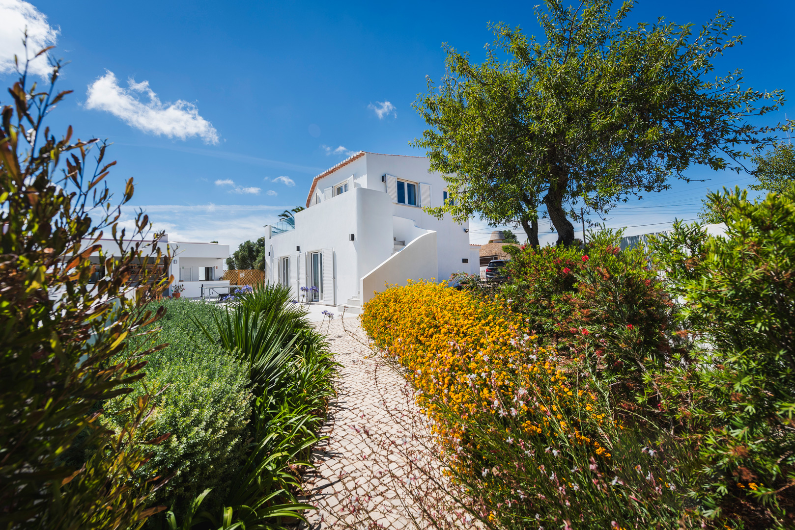 Moreira Rangel Arquitetura: Criando espaços inovadores e sustentáveis em Portugal. Projetos residenciais, comerciais e urbanos que transformam visões em realidade. Expertise em design, funcionalidade e eficiência energética para ambientes que inspiram e valorizam seu investimento.
