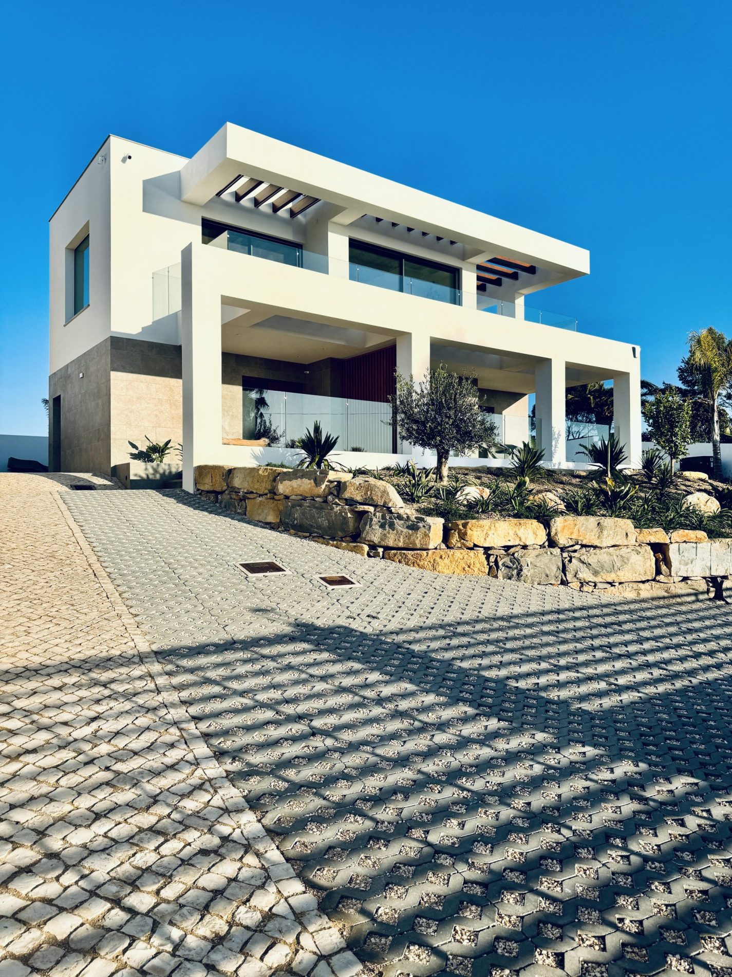 Moreira Rangel Arquitetura: Criando espaços inovadores e sustentáveis em Portugal. Projetos residenciais, comerciais e urbanos que transformam visões em realidade. Expertise em design, funcionalidade e eficiência energética para ambientes que inspiram e valorizam seu investimento.