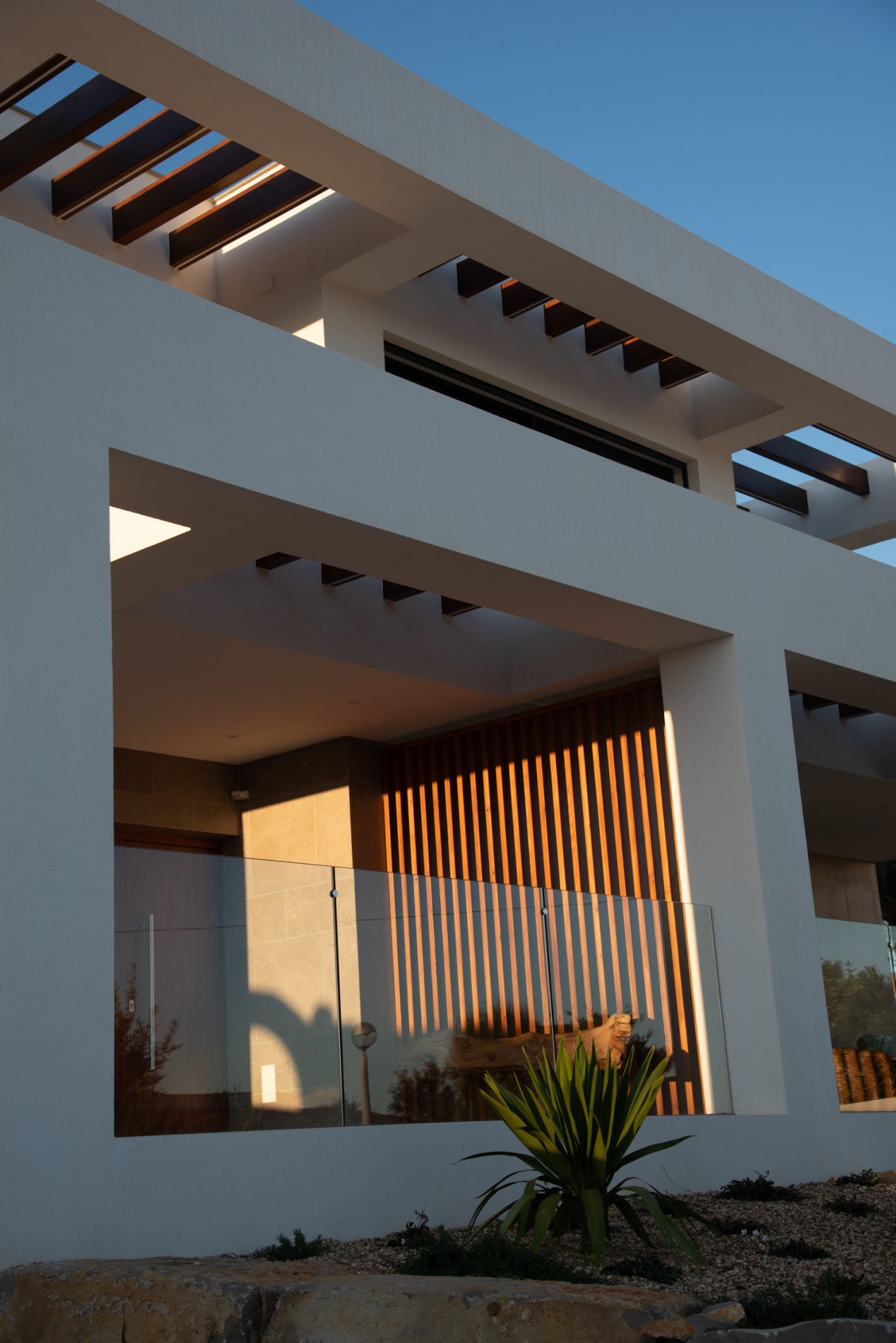 Moreira Rangel Arquitetura: Criando espaços inovadores e sustentáveis em Portugal. Projetos residenciais, comerciais e urbanos que transformam visões em realidade. Expertise em design, funcionalidade e eficiência energética para ambientes que inspiram e valorizam seu investimento.